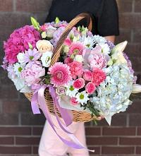 Цветочная композиция из Розы, Хризантемы, Пионы и Лизиантусы в корзине в Галиче