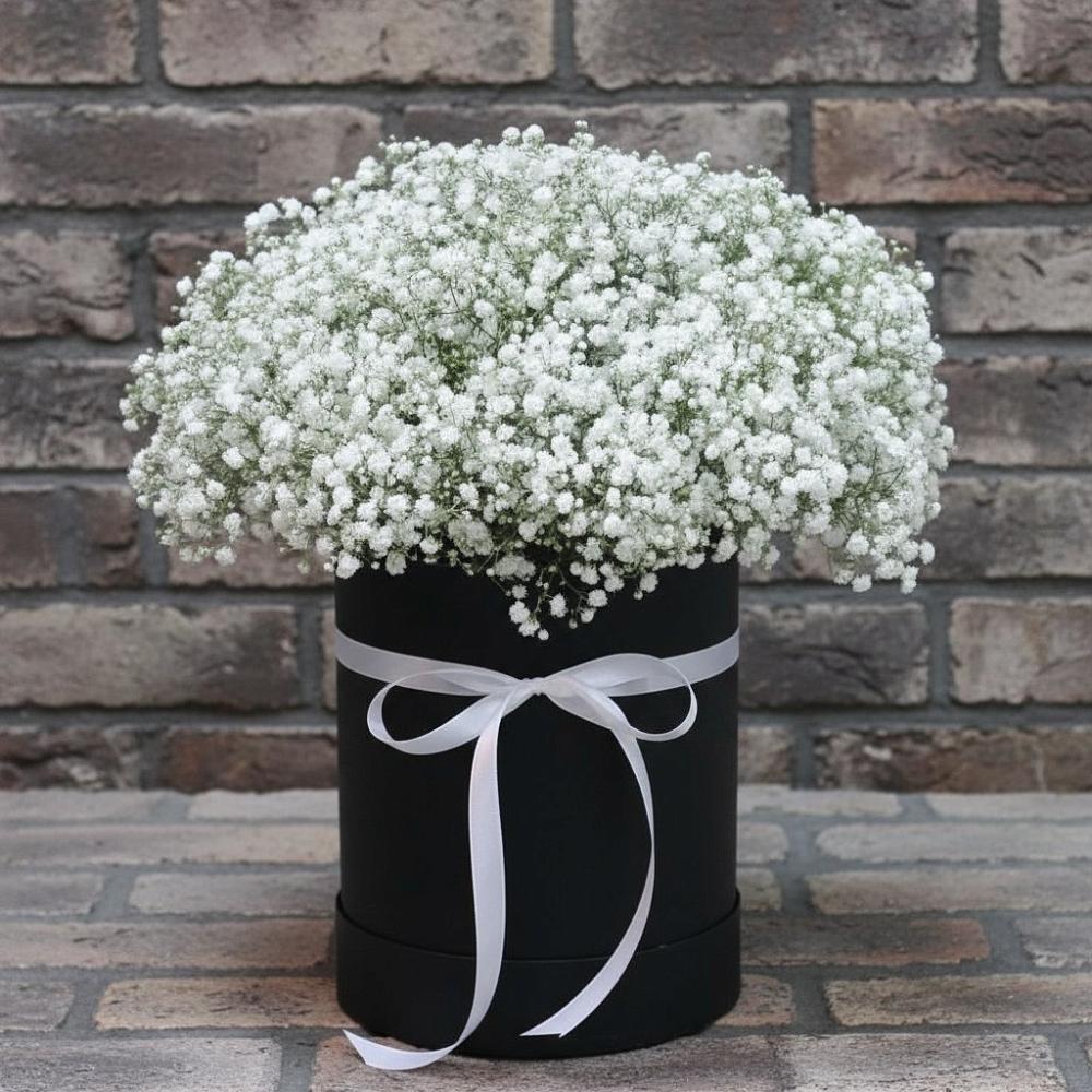 Цветочная композиция из Гипсофила в шляпной коробке в Галиче