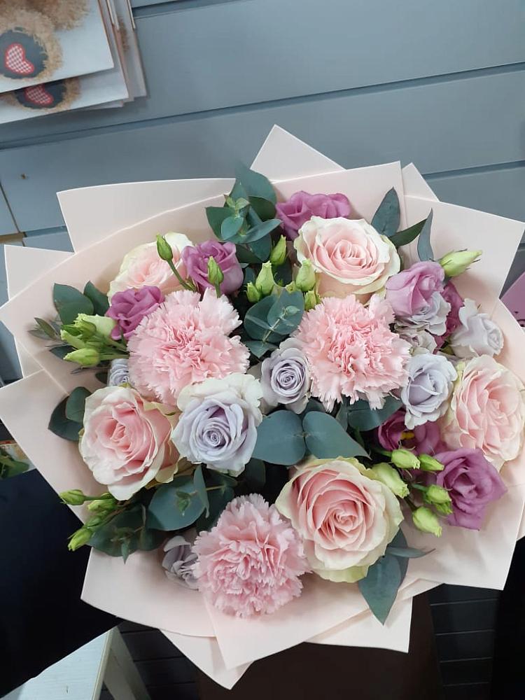 Букет цветов из: Розы, Гвоздики и Лизиантусы в Галиче